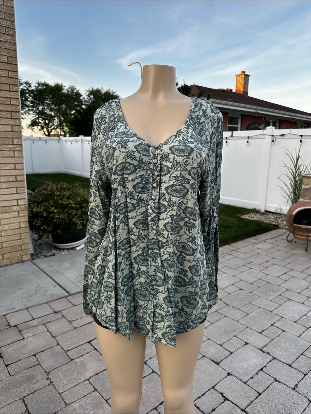 Knox Rose long sleeve V-neck tunic top papyrus green floral Size S
